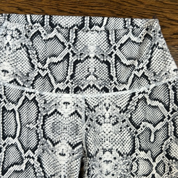 Yarley Snakeskin Print Leggings Size Medium - Picture 2 of 4